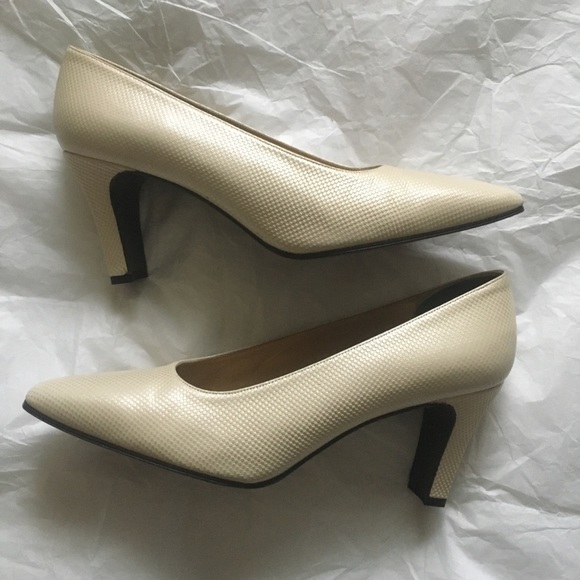 Stuart Weitzman | Vintage Pumps - Picture 5 of 12